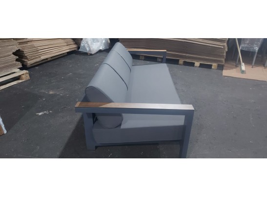 "Гранада" диван трехместный, каркас из алюминия, подлокотники HPL дуб в Каменске-Уральском