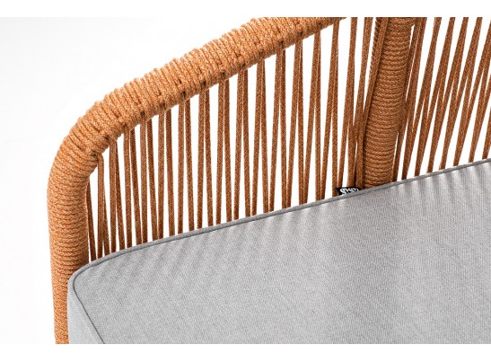 "Канны" диван 2-местный плетеный из роупа, каркас алюминий светло-серый (RAL7035) муар, роуп оранжевый меланж круглый, ткань светло-серая в Каменске-Уральском