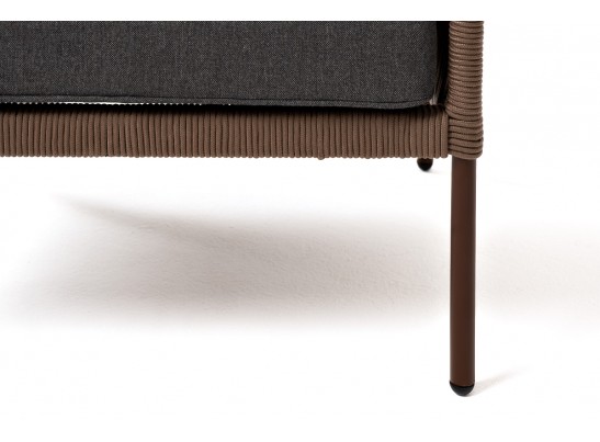 "Канны" кресло плетеное из роупа, каркас алюминий коричневый (RAL8016) муар, роуп коричневый круглый, ткань темно-серая 027 в Каменске-Уральском