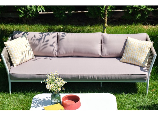 "Касабланка" диван 3-местный плетеный из роупа, каркас алюминий белый муар, роуп бежевый 20мм, ткань бежевая 052 в Каменске-Уральском