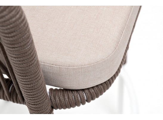 "Марсель" стул барный плетеный из роупа, каркас из стали белый муар, роуп коричневый круглый, ткань бежевая 052 в Каменске-Уральском
