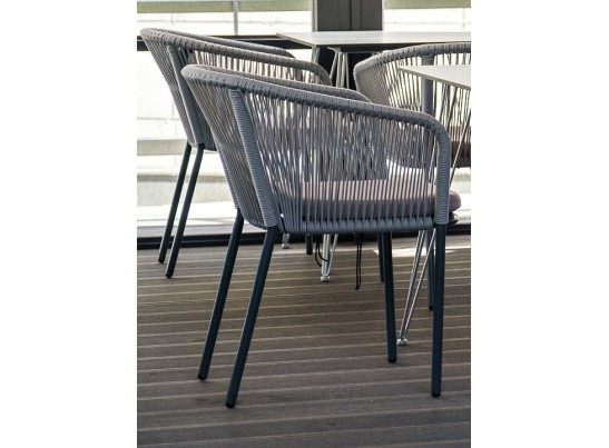 "Марсель" стул плетеный из роупа, каркас алюминий темно-серый (RAL7024) муар, роуп светло-серый круглый, ткань светло-серая в Каменске-Уральском