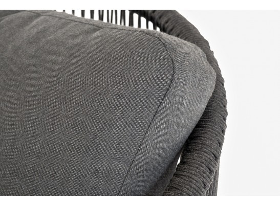 "Верона" кресло плетеное из роупа, каркас алюминий темно-серый (RAL7024) муар, роуп темно-серый круглый, ткань темно-серая 027 в Каменске-Уральском